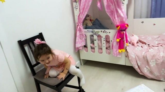 Клеим наклейки и собираем столик с Николь и Анжеликой