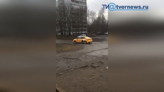 Объезжают пробку как умеют в Твери