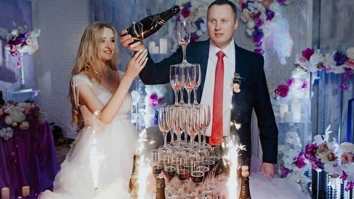 Пирамида Горка из Бокалов Шампанского
