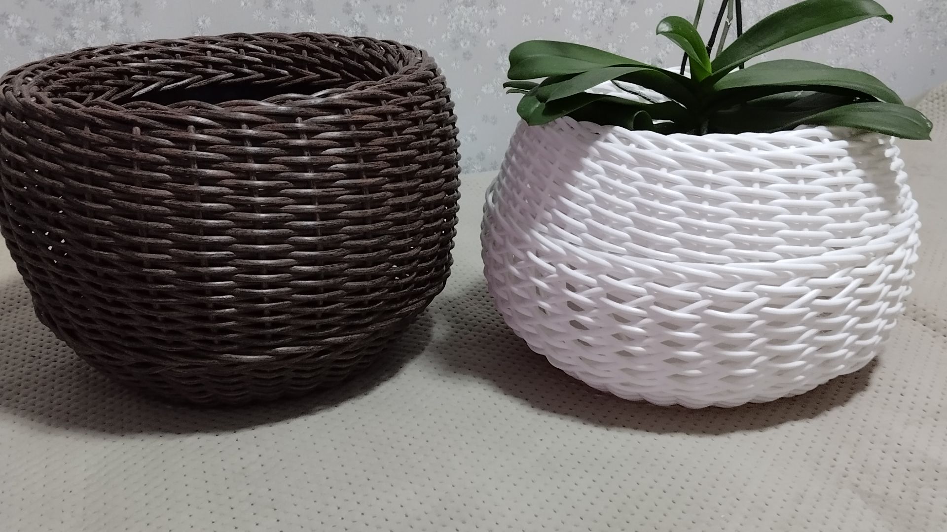 Плетение из искусственного ротанга.