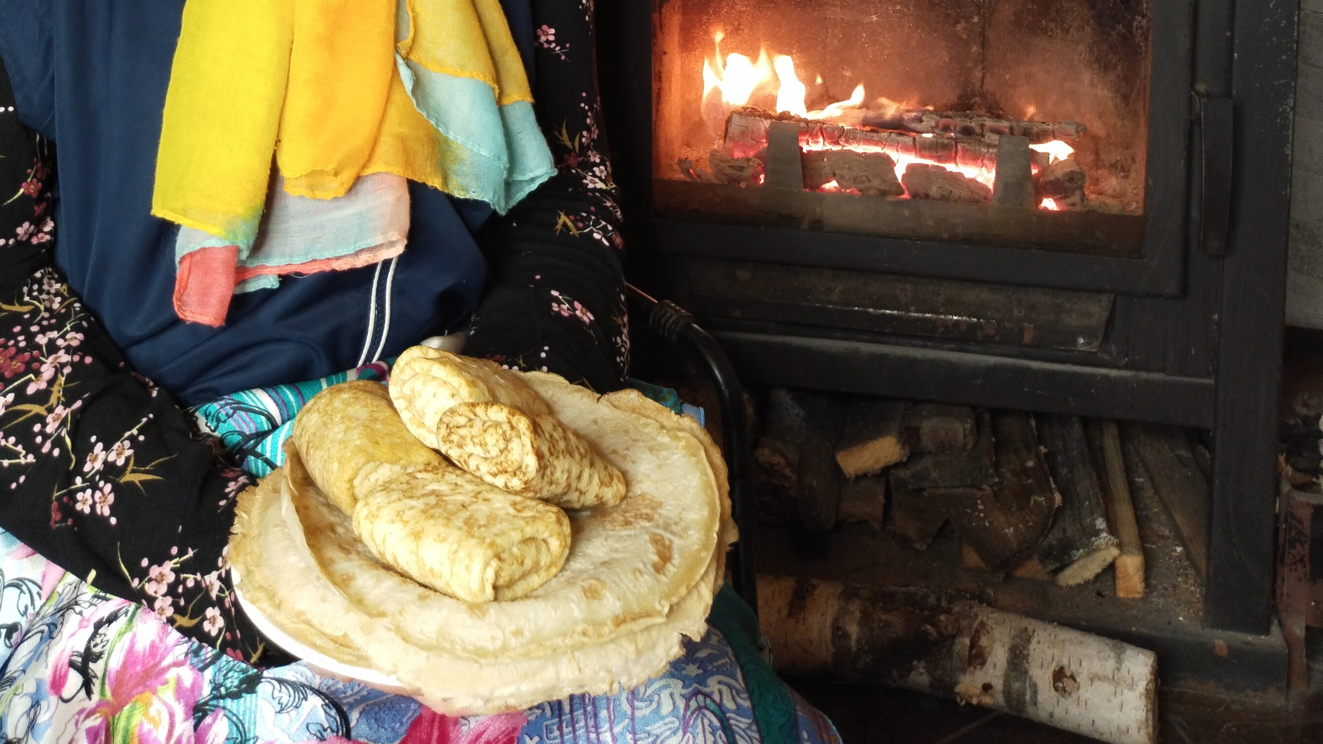 Блины у камина на масленицу