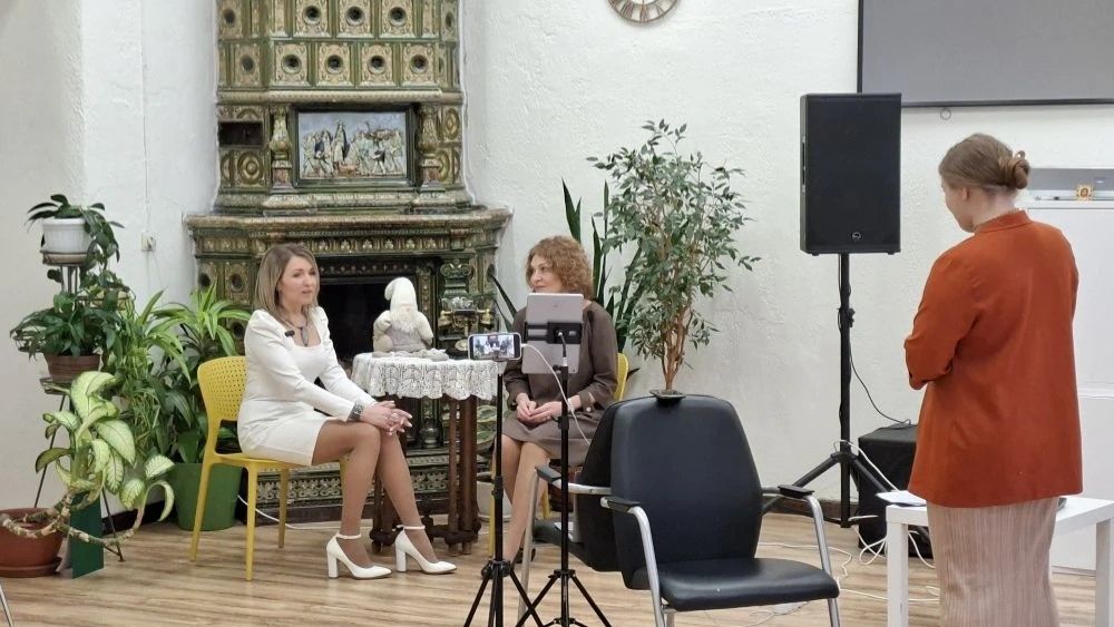 У КАМИНА