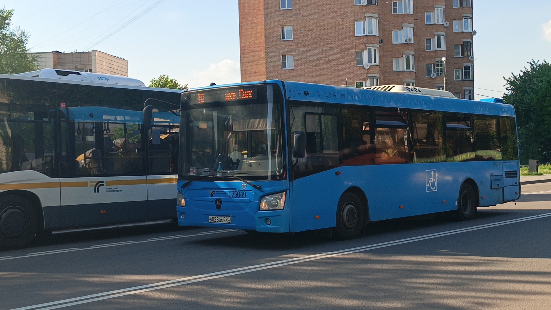 ЛИАЗ 4292.60 В МОСКОВСКОМ ОКРАСЕ В Г.ЗВЕНИГОРОДЕ С НОМЕРОМ В028ОС/790 И БОРТОВЫМ НОМЕРОМ 075049