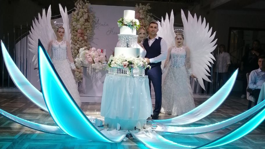 Подача торта в большом цветке лотос с ангелами на свадьбу юбилей корпоратив выпускной шоу торт