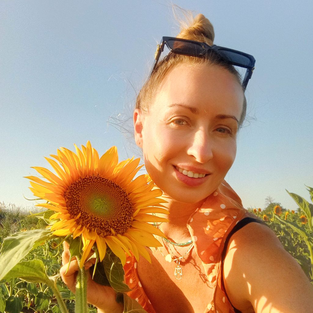 Иконка канала Angela🫶Стихи,картины,творчество 🎨 🌞🤍