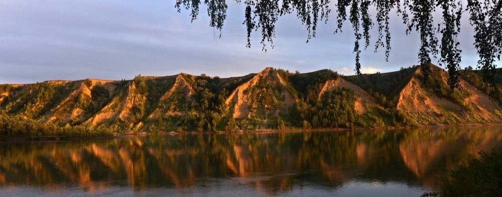 На речном берегу