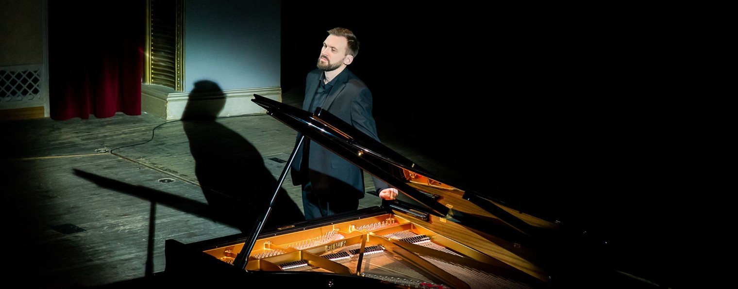 Пианист Станислав Корчагин
