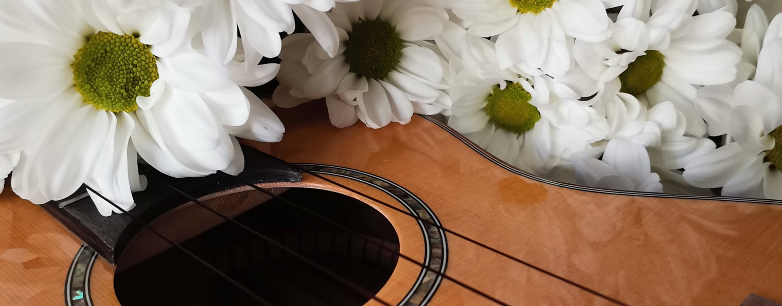 Мария 🧚 с укулеле