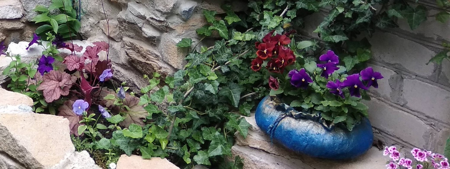 У Людмилы - подделки  из цемента