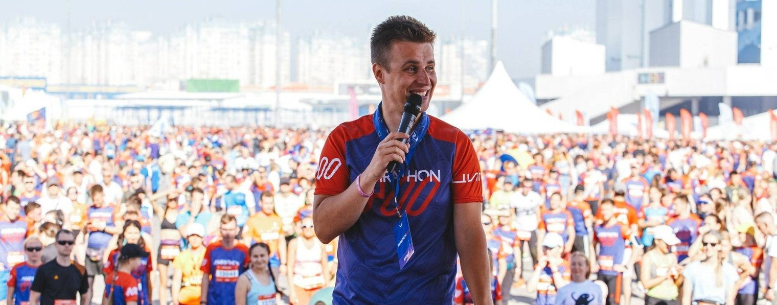 Ведущий Владимир Сабуров