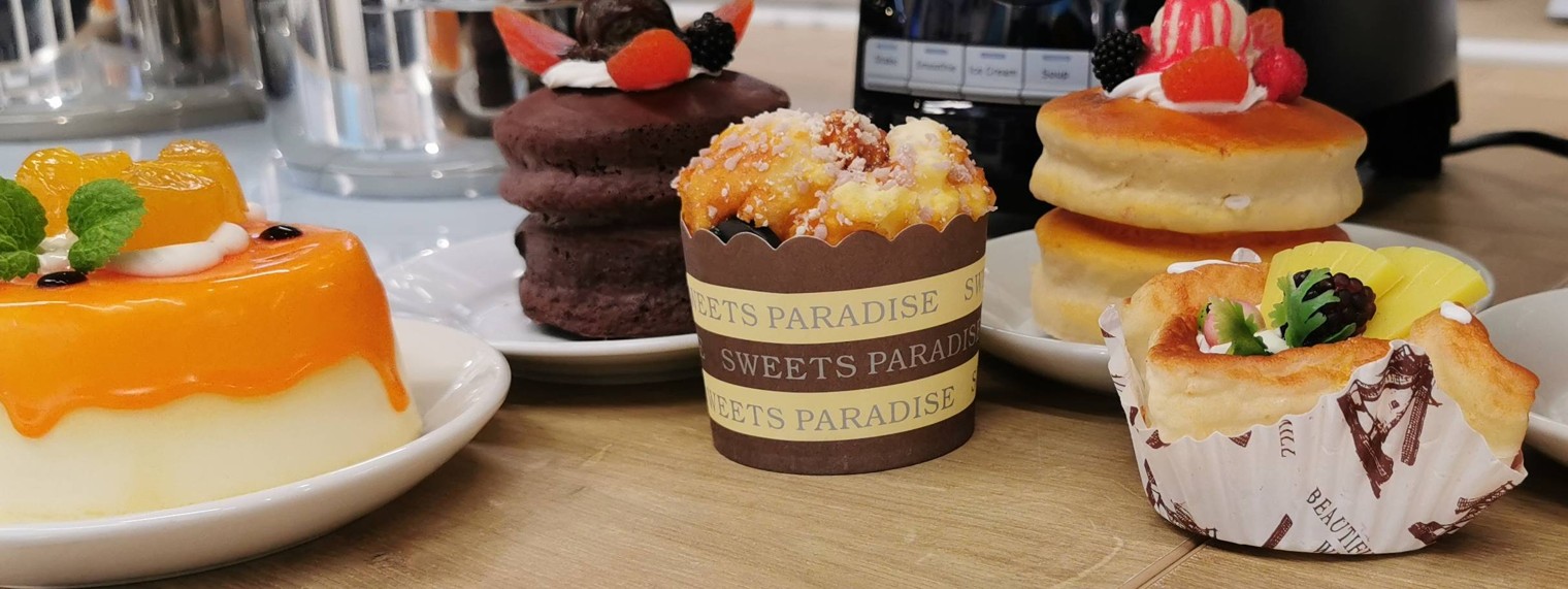 Вилка,ложка, два ножа.