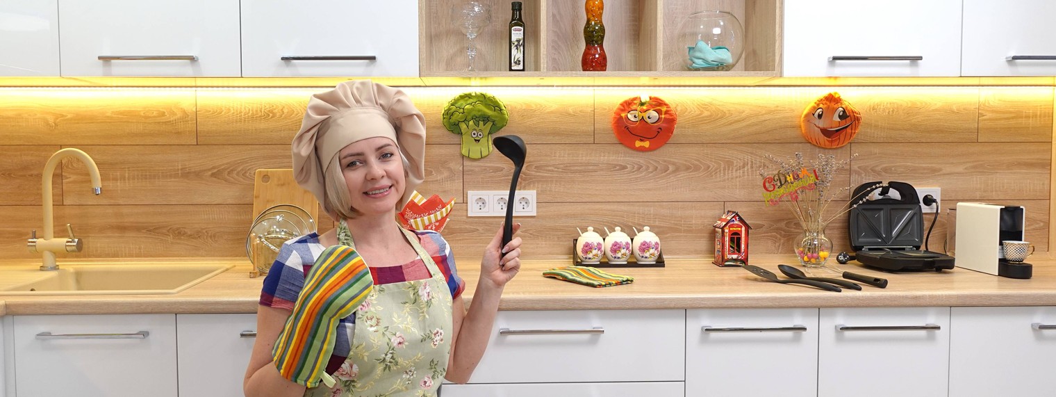 Марина варит кашу