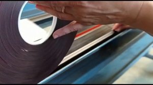 Резиновый уплотнитель EPDM нанесение клейкой ленты