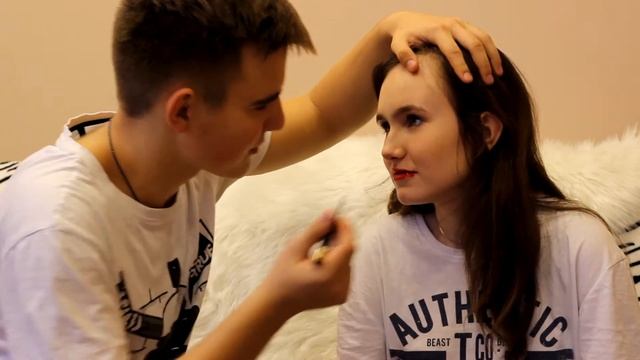 МОЙ ПАРЕНЬ ДЕЛАЕТ МНЕ МАКИЯЖ //Повседневная покраска?! смотреть онлайн