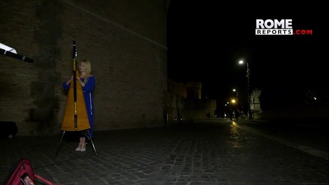 Argentine artist brings her harp and tango to Roman streets смотреть онлайн