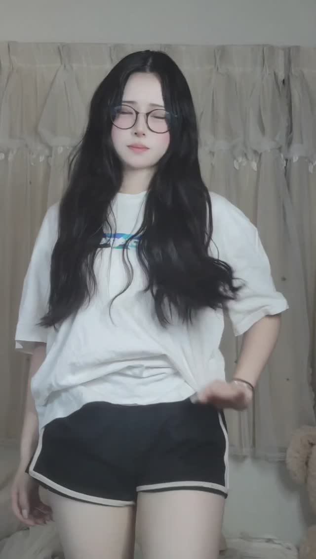 Милая азиатка танцует смотреть онлайн