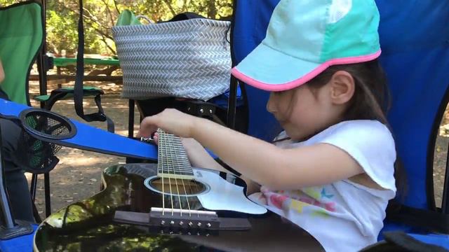 "Bubble Gum Flowers" on a Gibson Maestro Mini by Cute Girl at a Picnic смотреть онлайн