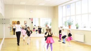 Дети учат танец ча-ча-ча