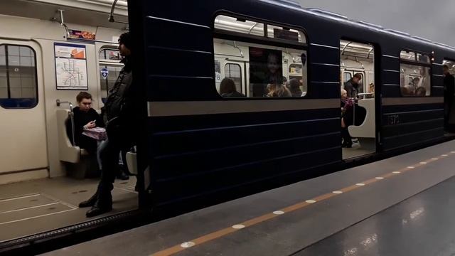 Вагон салон горит у дверей смотреть онлайн