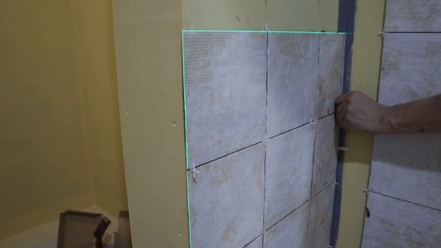 Рабочие хитрости укладки фактурной плитки в ванной комнате, часть 1. смотреть онлайн