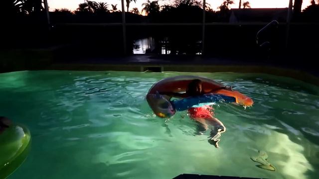 24 STUNDEN IM POOL CHALLENGE 💦 Hannah vs. Papa 1 ganzen Tag im Wasser - Wer gewinnt? смотреть онлайн