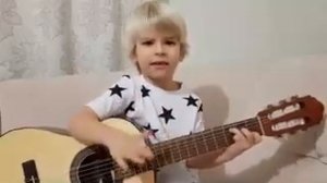 Мальчик играет на гитаре песню Виктора Цоя  "Белый снег, серый лёд"