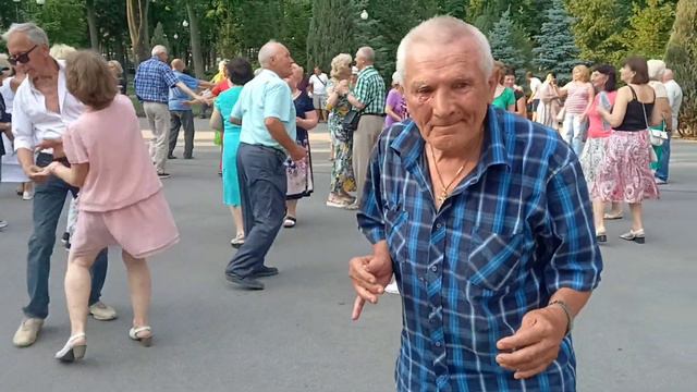 А я узнала интересный момент💃🌹 Счастливые минуты в парке Горького 💃🌹Харьков 2021 смотреть онлайн