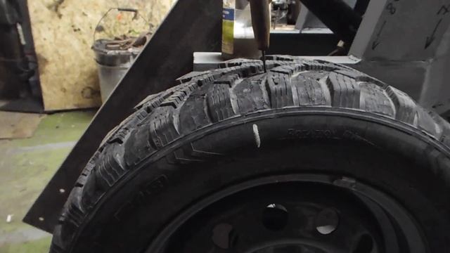 #152 Самодельная резина ЕЛОЧКА + ГЕРМЕТИК ОТ ПРОКОЛОВ / Нарезка протектора /Самодельный погрузчик смотреть онлайн