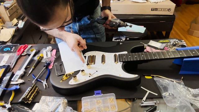 Modified Harley Benton ST-20HSS New Gold Bridge & Pickguard Cutting смотреть онлайн