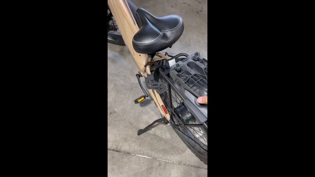 Hamax Caress Bike Seat on Aventon Aventure So-Cal Sand смотреть онлайн