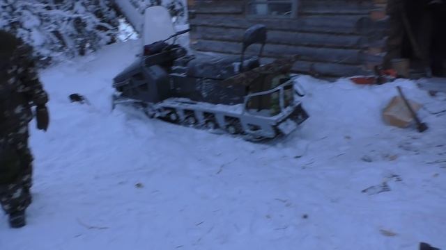 ПОЙМАЛИ НА НОВЫЙ ГОД СВЕЖЕГО ХАРИУСА / ЖИВЁМ В ИЗБУШКЕ У РЕКИ / ВОКРУГ ГЛУХАЯ ТАЙГА / РЫБАЛКА В КОМ смотреть онлайн