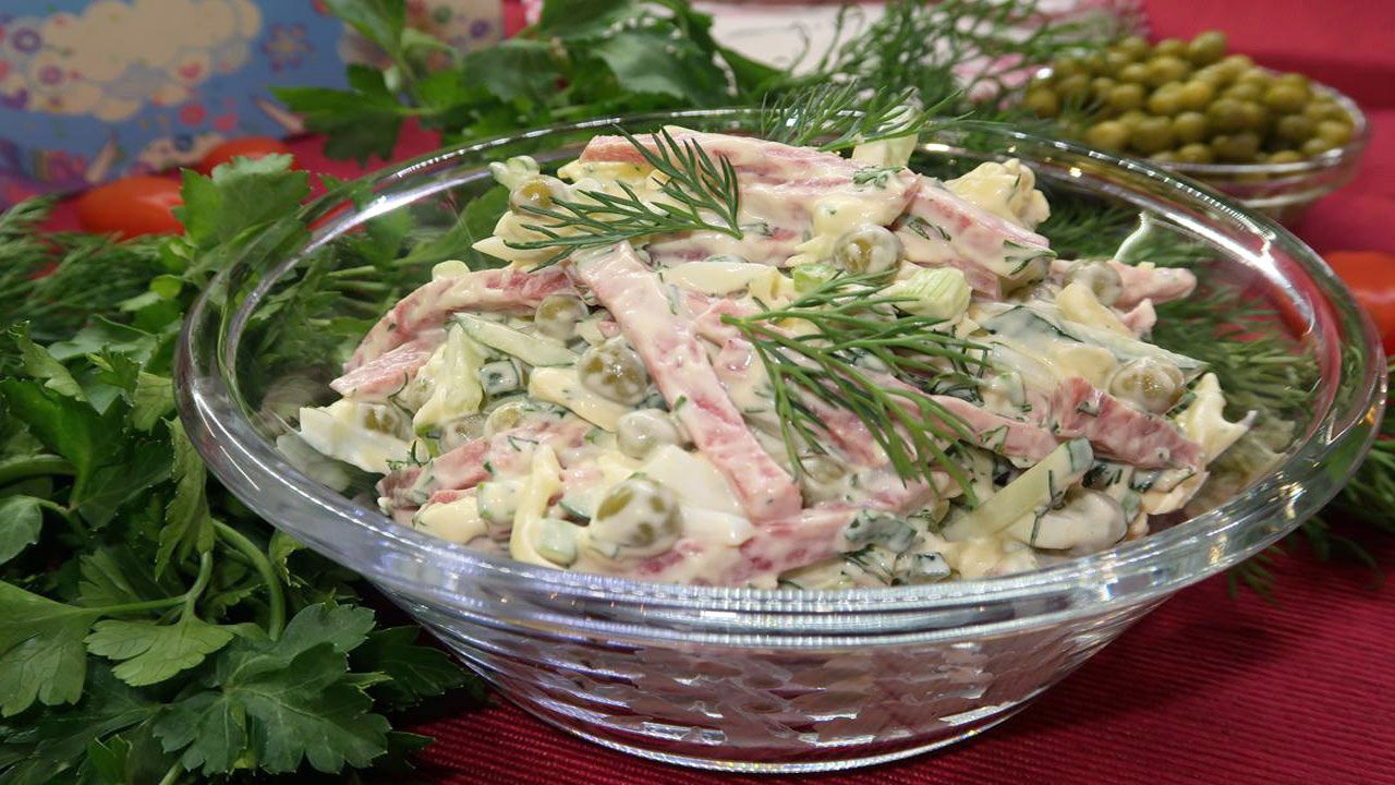 Простой и вкусный салат из огурцов и копченой колбасы. Вкусно и быстро смотреть онлайн