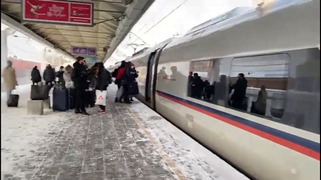 Из Москвы в Питер на Сапсане за 4-е часа.