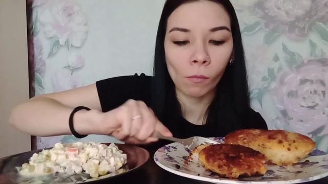 Шницель куриный ,салат оливье?