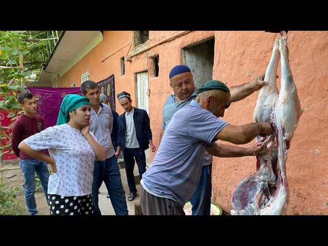 Как отмечают Курбан байрам в Узбекистане! Режем барана! Раздаем соседям! Кишлак Надувание барана. смотреть онлайн