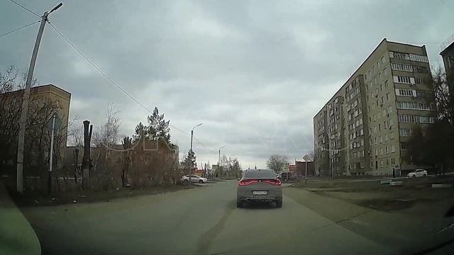 Водитель на Renault не пропустил пешехода смотреть онлайн