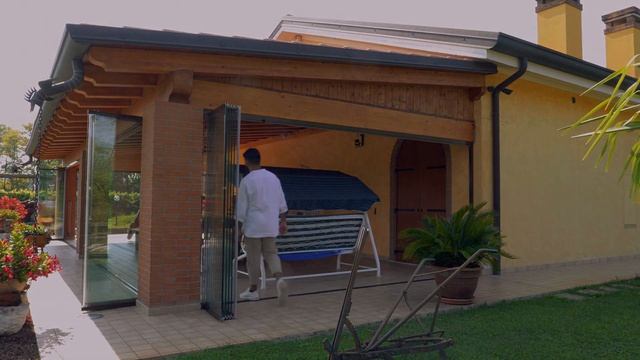 Portico con vetrate scorrevoli a pacchetto смотреть онлайн