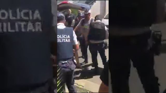 Полиция не может угомонить женщину смотреть онлайн