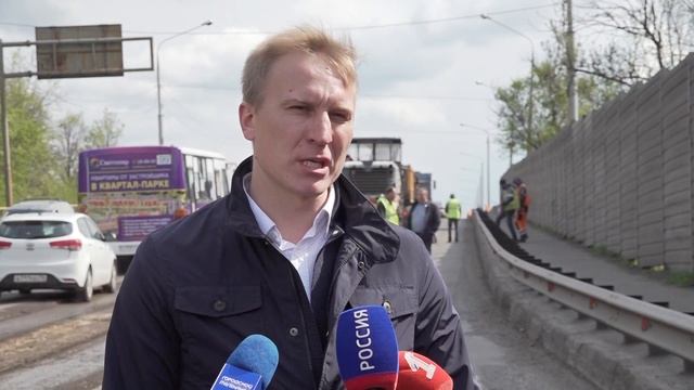На Октябрьском мосту начался ямочный ремонт смотреть онлайн
