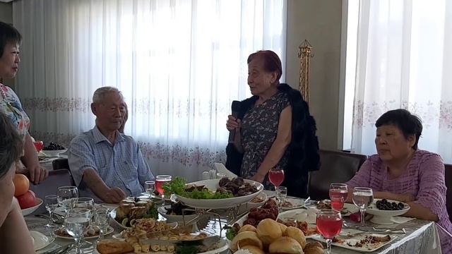 ОТМЕТИЛА СВОЙ ЮБИЛЕЙ,СРЕДИ РОДСТВЕННИКОВ. смотреть онлайн