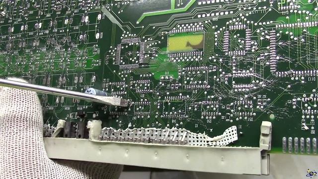 Снимаем все компоненты с богатой телекоммуникационной платы. смотреть онлайн