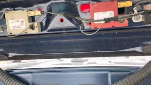 LR Freelander 2. Replacing the bulb in the third brake light. Wymiana żarówki w trzecim świetle sto