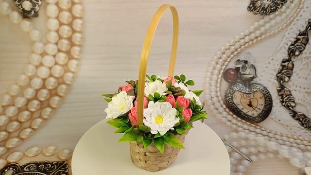 "Космеи" - мыльный букет из белых космей и розовых тюльпанов в небольшой корзике. смотреть онлайн