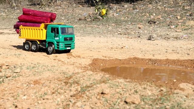Грузовик с сандаловым деревом застрял в луже смотреть онлайн
