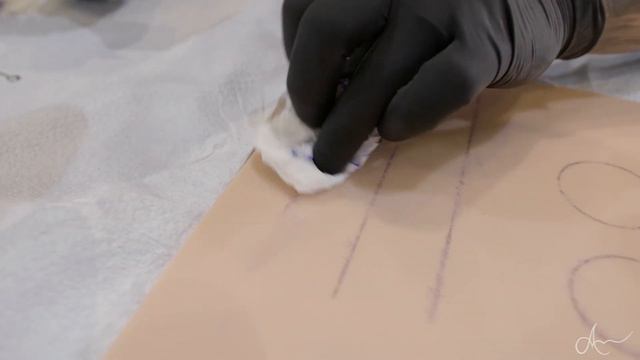 HOW TO TATTOO: trying to tattoo fake SKIN !! смотреть онлайн