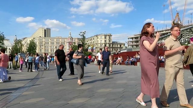 Парк Зарядье,прогулочная зона.Красная площадь. смотреть онлайн
