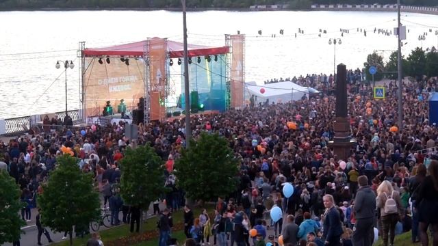 Группа "Фабрика" — Девушки фабричные на набережной Ижевска 12.06.17 смотреть онлайн