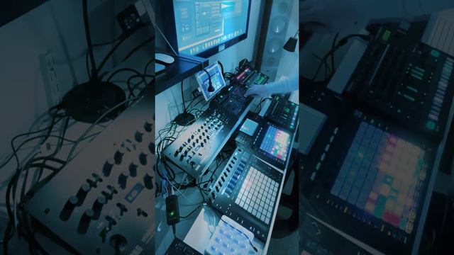 Akai force , minilouge xd module, Tr8s , Toraiz Squid , Korg Gadget on IPad Loose your Mind смотреть онлайн