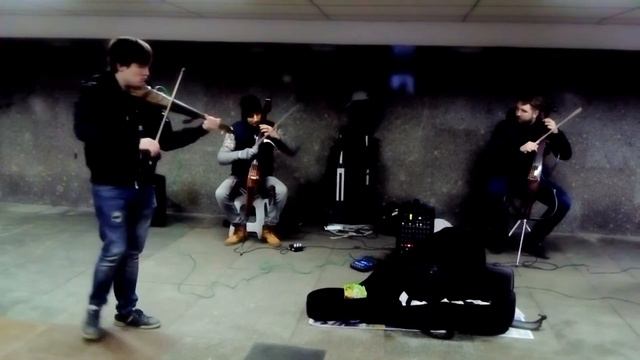 Тема   OneRepublic в  исполнение  (как бы))) уличных   музыкантов в Grand)) переходе на Арбатской