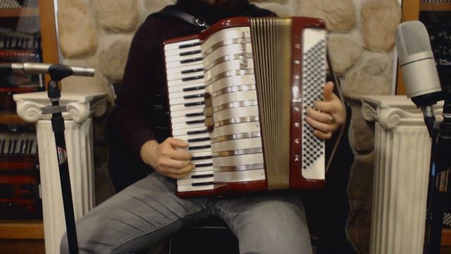 3380 - Red Hohner Marchesa Piano Accordion LM 41 120 $799 смотреть онлайн